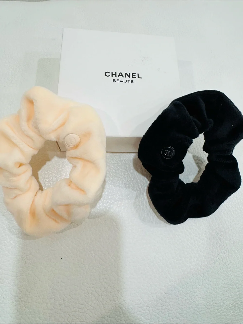 CHANEL beauty Plush Velvet Scrunchie Pair in Black & Cream